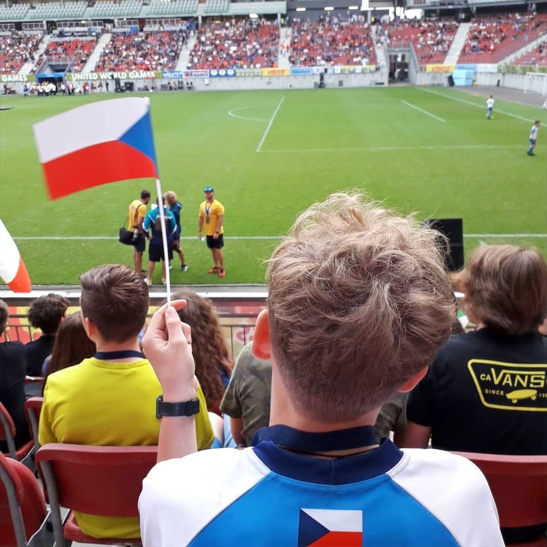 Mladí čeští ragbisté v hledišti stadionu na United World Games v Klagenfurtu
